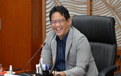 Viral! Menteri Keuangan Purbaya Terekam Baca Al-Qur’an di Mobil, Warganet Terharu